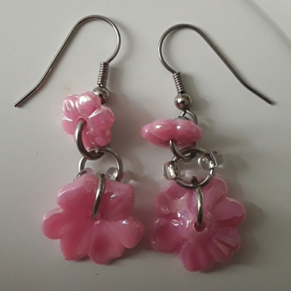4 Assorted Pairs of Flower Earrings - Picture 3 of 5